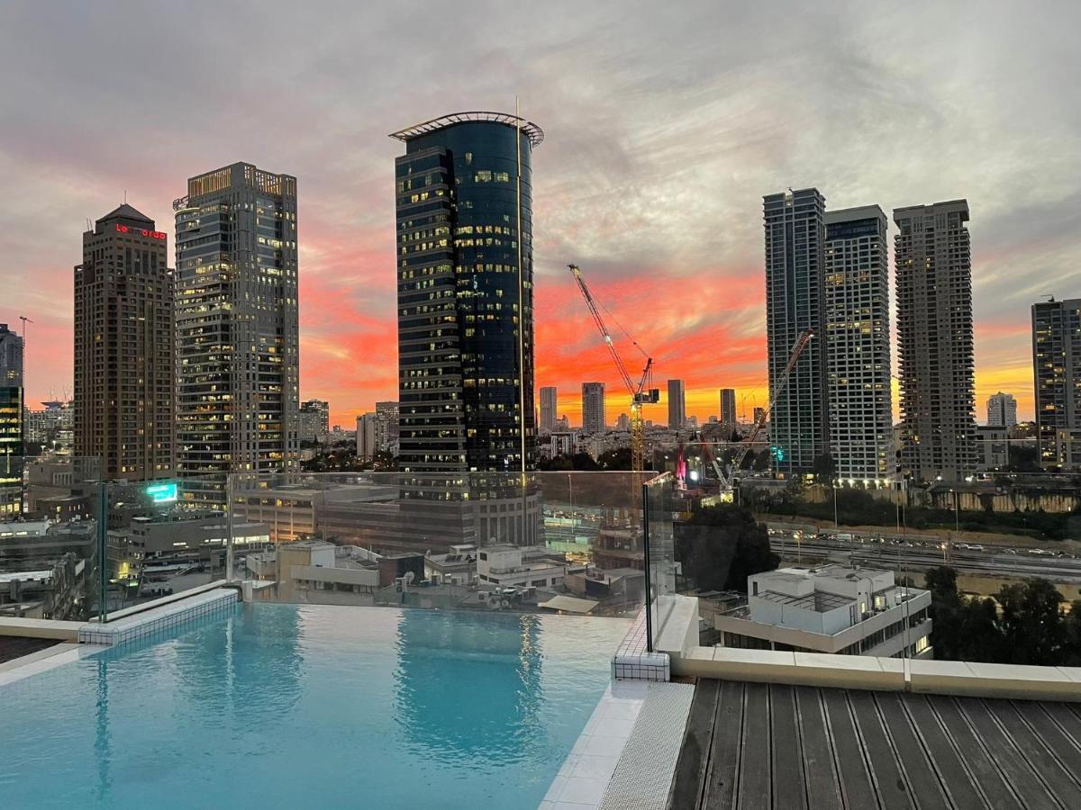 Hotel Indigo Tel Aviv - Diamond District By Ihg Giv'atayim Екстериор снимка View from rooftop pool at The Standard East Village