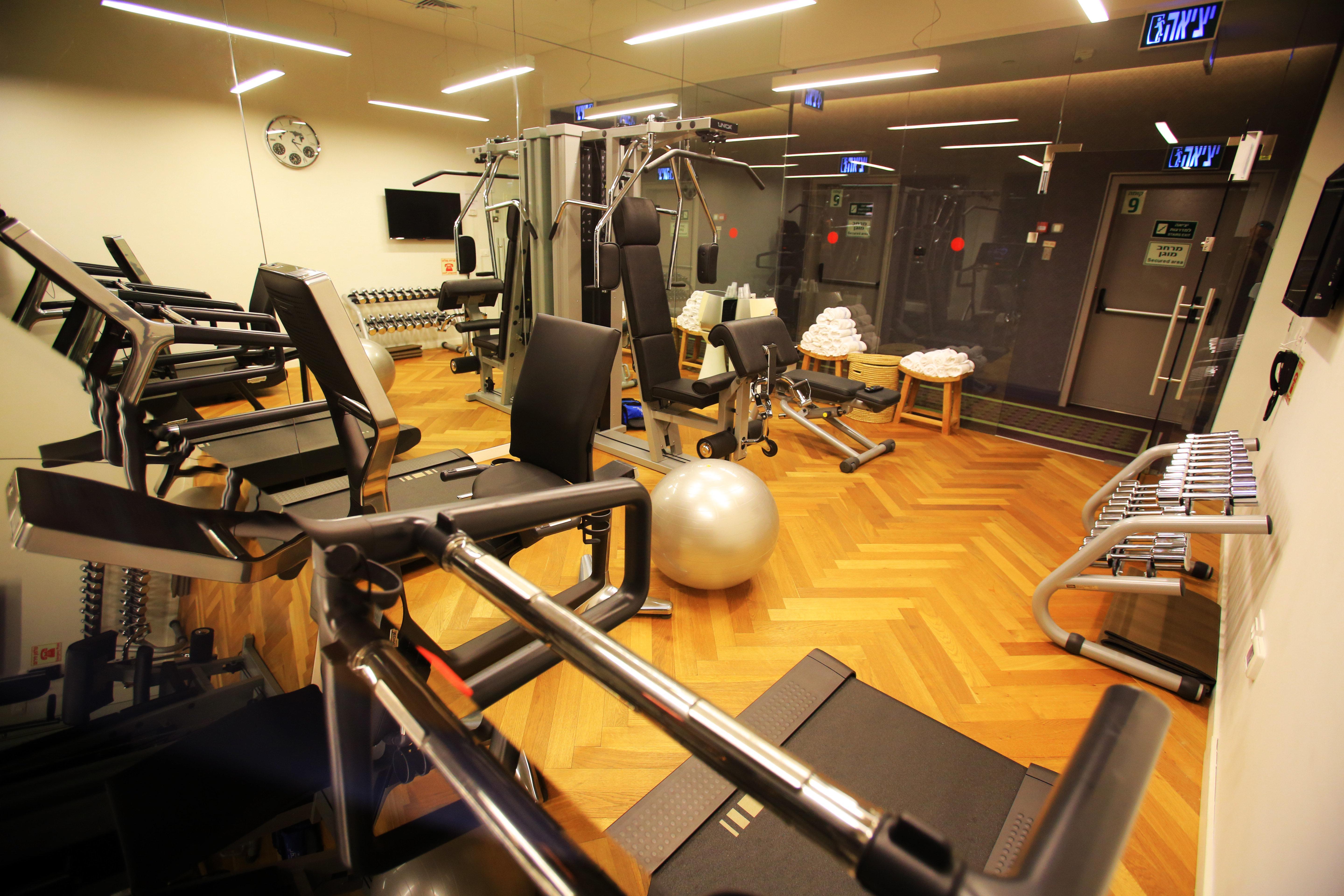 Hotel Indigo Tel Aviv - Diamond District By Ihg Giv'atayim Екстериор снимка A gym in a hotel