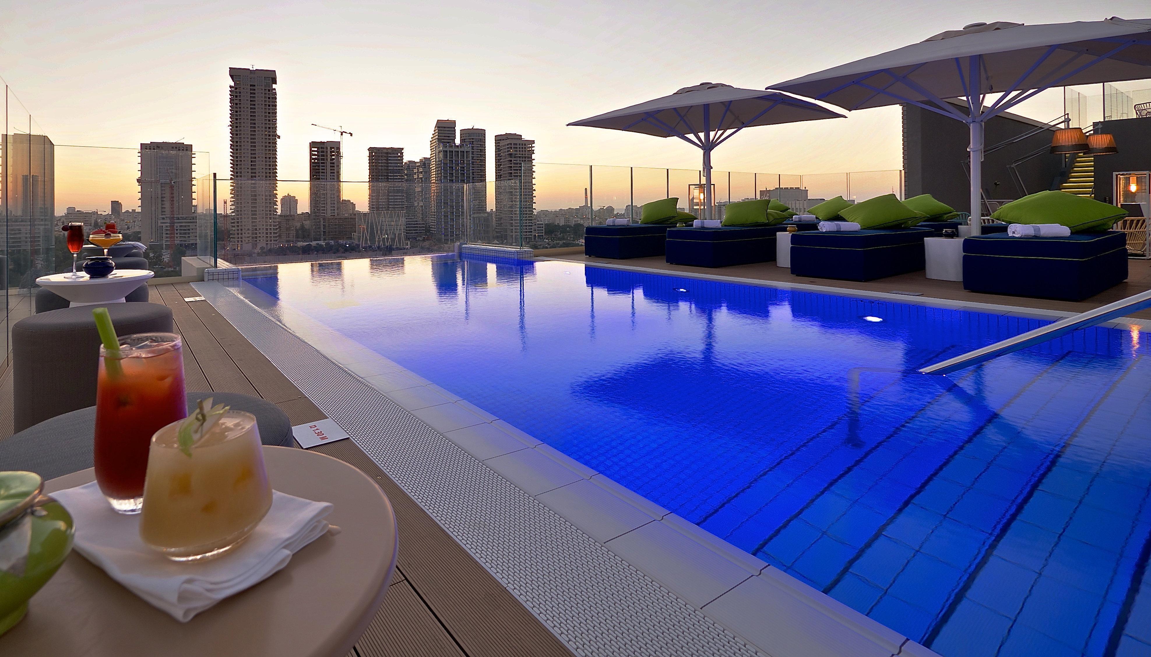 Hotel Indigo Tel Aviv - Diamond District By Ihg Giv'atayim Екстериор снимка Rooftop pool at the hotel