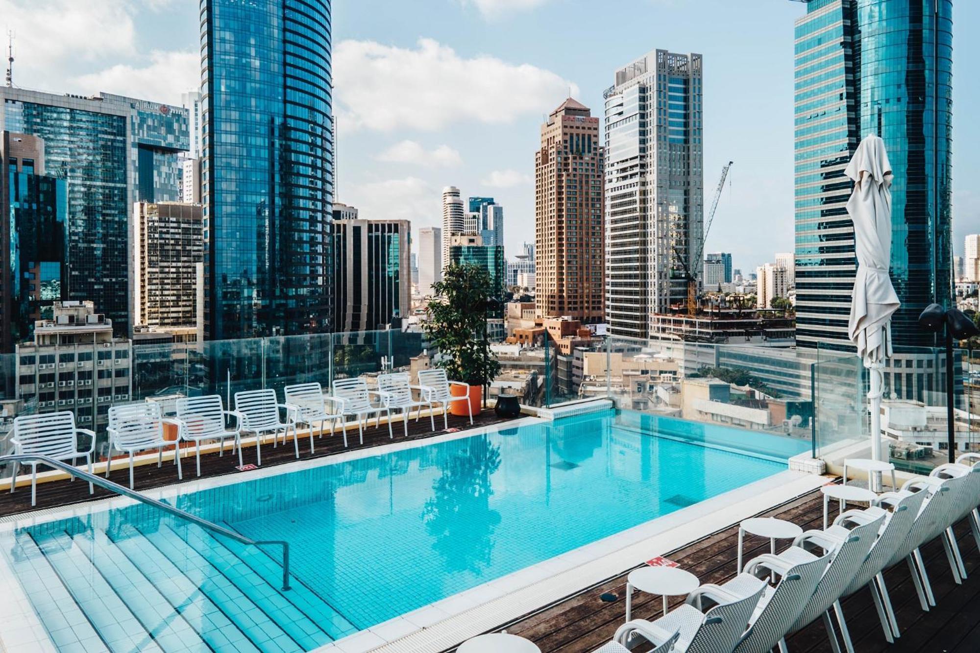 Hotel Indigo Tel Aviv - Diamond District By Ihg Giv'atayim Екстериор снимка The rooftop pool at the hotel