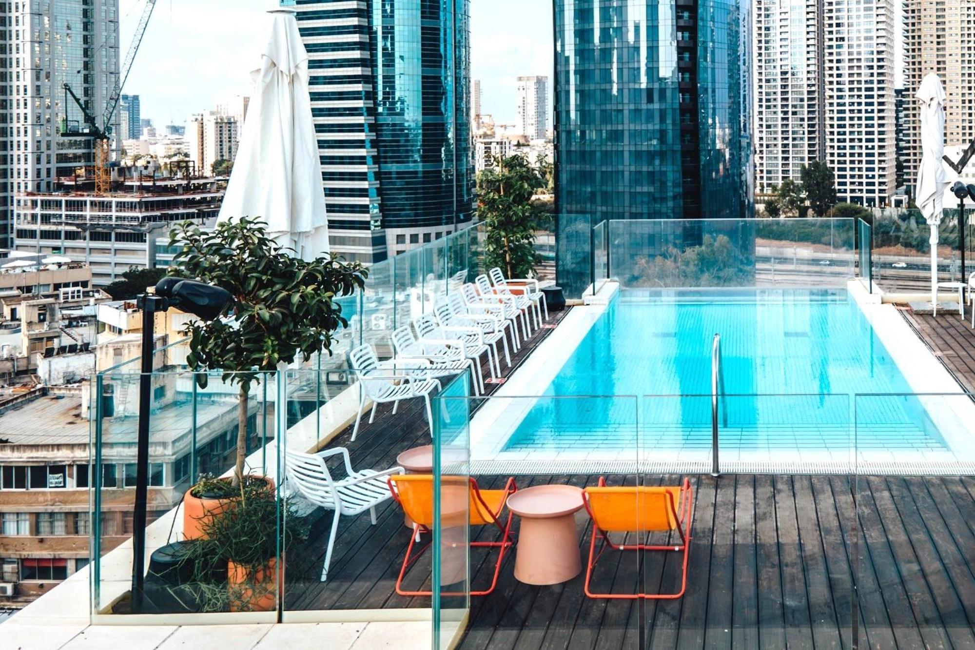 Hotel Indigo Tel Aviv - Diamond District By Ihg Giv'atayim Екстериор снимка The rooftop pool at the Hotel