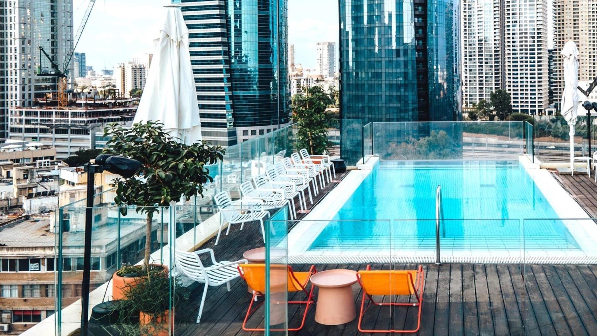 Hotel Indigo Tel Aviv - Diamond District By Ihg Giv'atayim Екстериор снимка The rooftop pool at the hotel