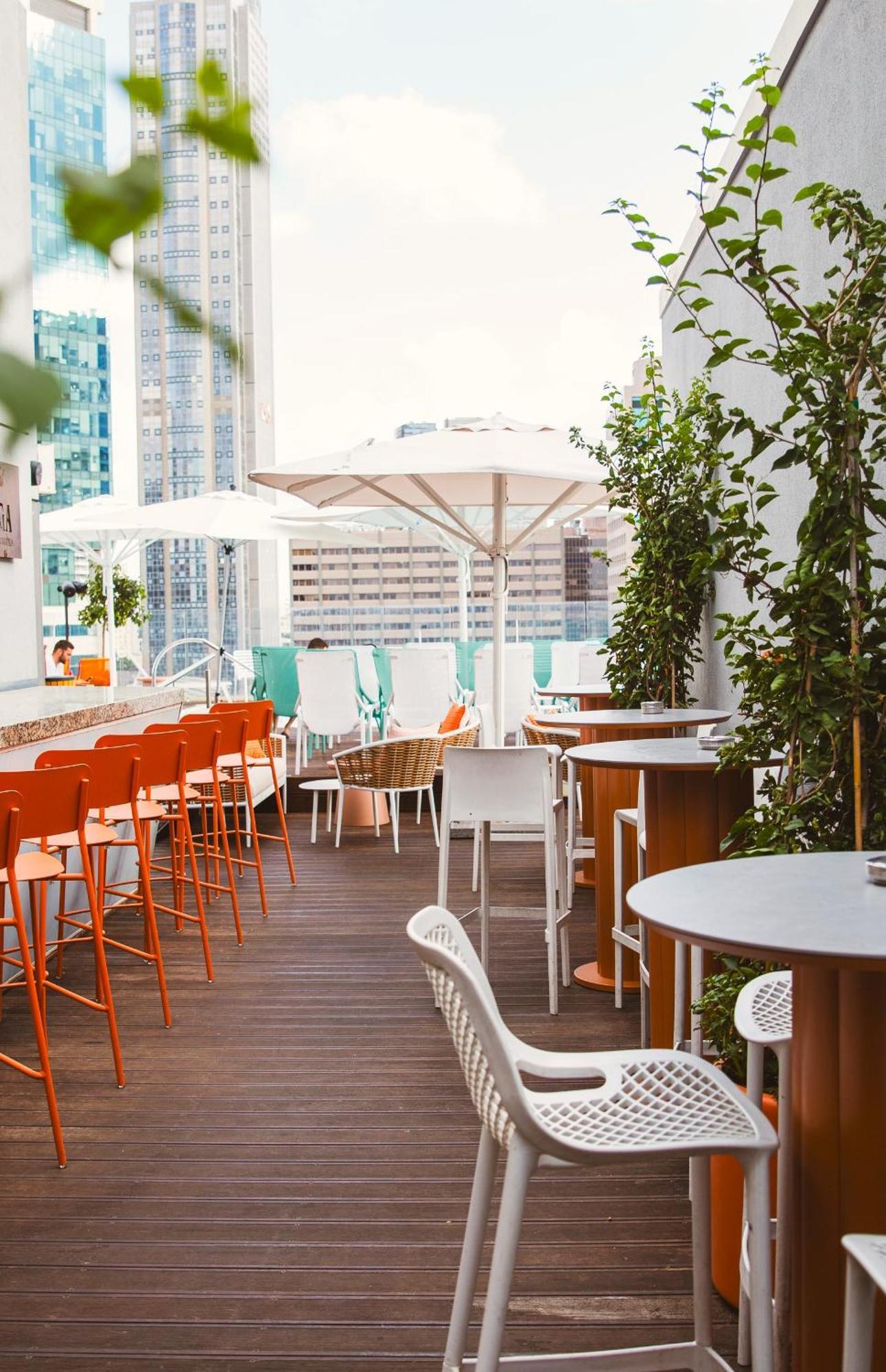 Hotel Indigo Tel Aviv - Diamond District By Ihg Giv'atayim Екстериор снимка The rooftop bar at the hotel
